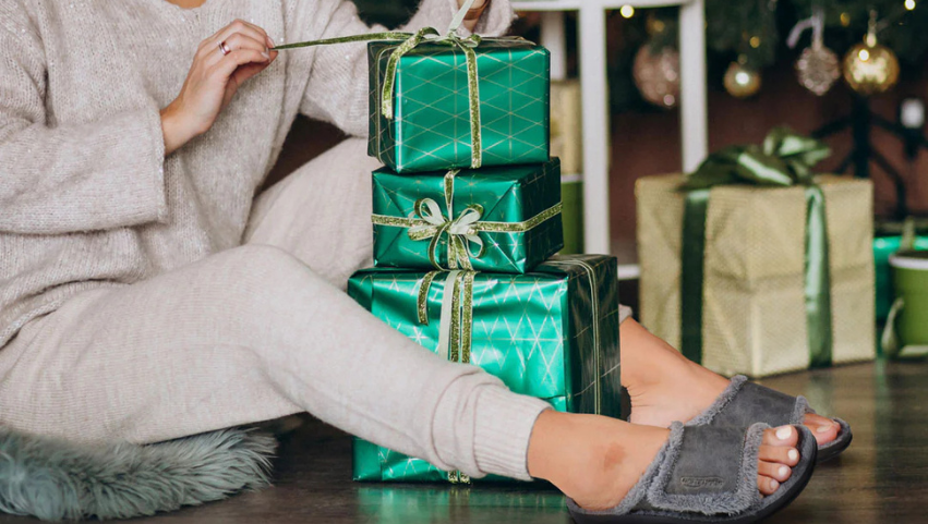 Stylish Fuzzy Slippers for Women: Black & Pink Picks 